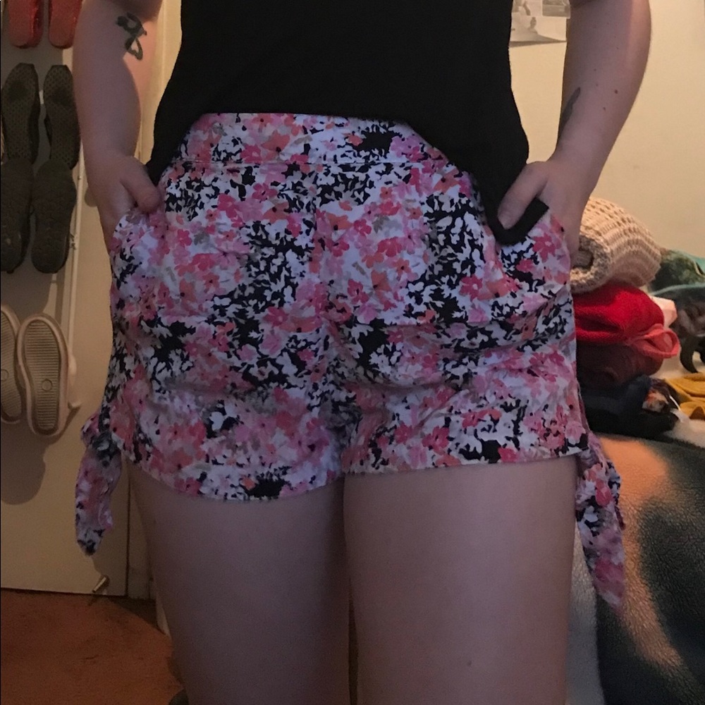 Patterned flowy shorts